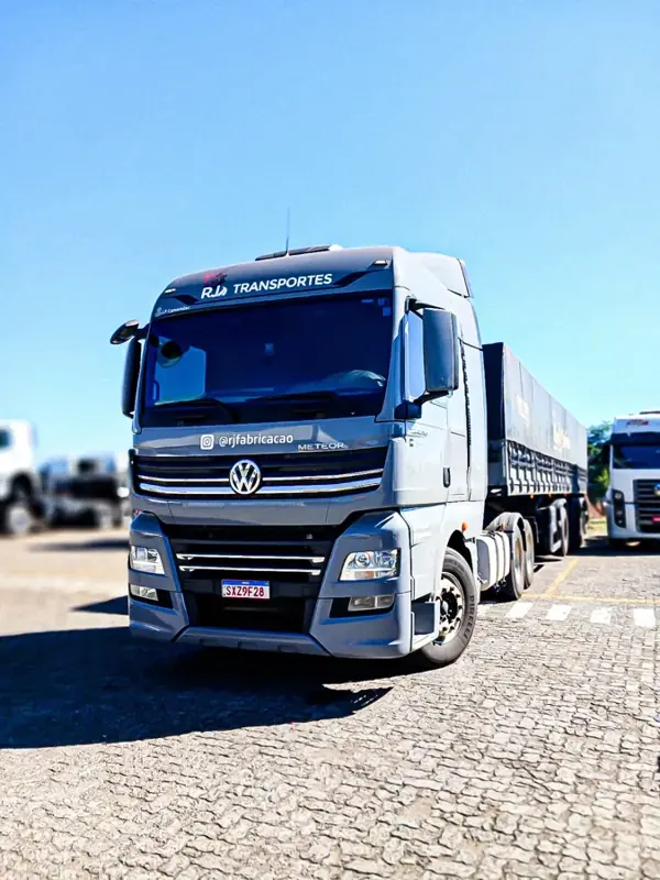 Cavalo mecânico cinza da RJ Transportes