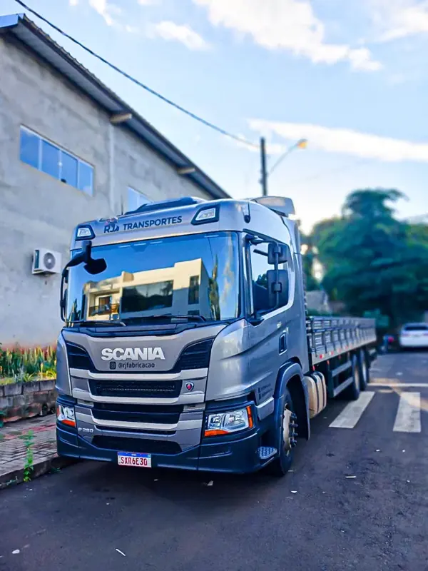 Truck com carroceria de madeira em frente à fábrica