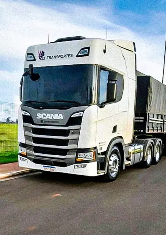 Cavalo mecânico branco da RJ Transportes