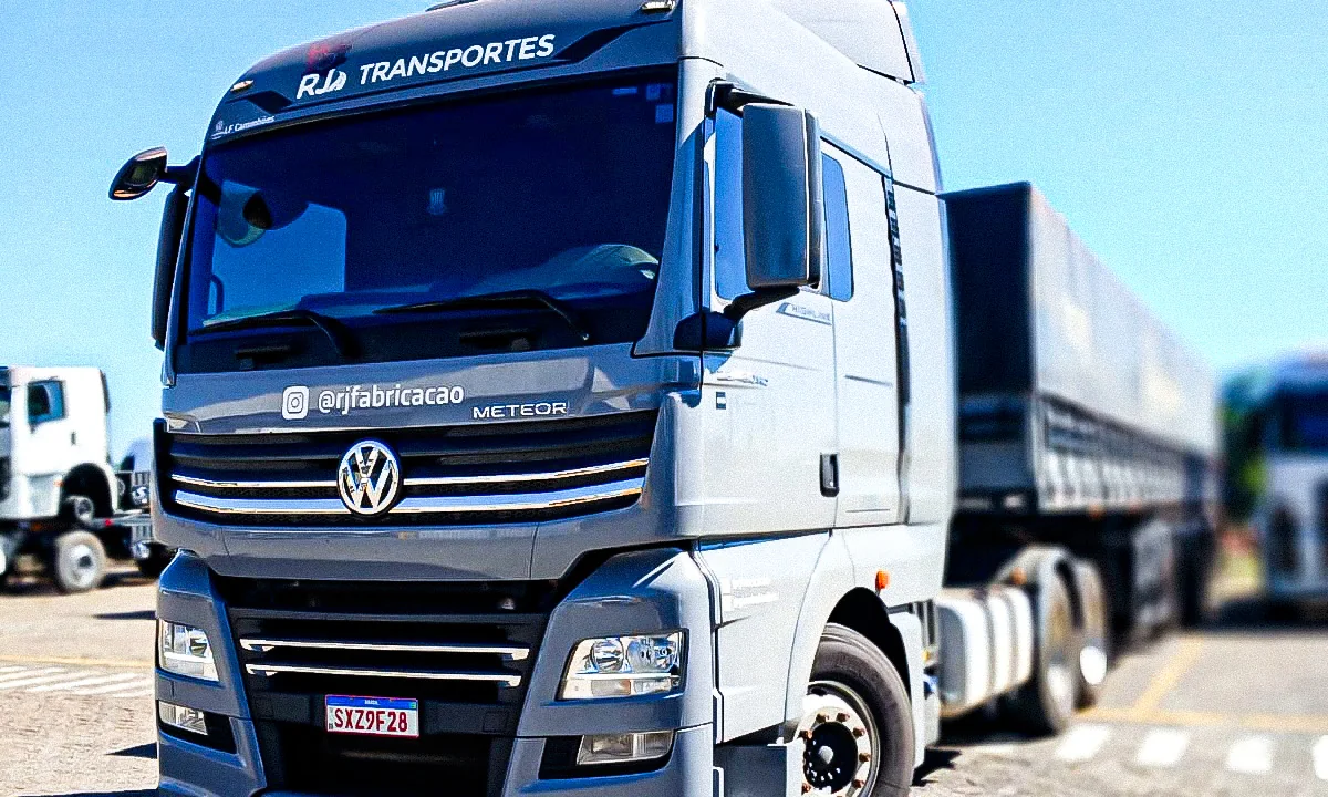 Cavalo mecânico Volkswagen Meteor da RJ Transportes com carreta graneleira, no pátio